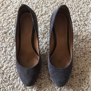 Elie Tahari beautify 3 inches classic pump.